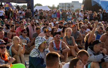 Odessa, Ukrayna -25 Ağustos 2017: büyük kalabalık, müzik sırasında rock konserinde hayranlarını gün boyunca. Seyirci kum Beach müzik ve spor festivali Z-Oyunlar sırasında