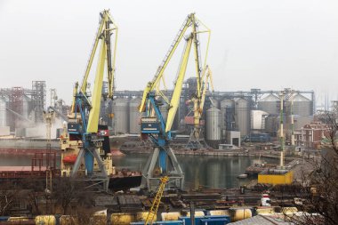 Odessa, Ukrayna - Mart 2018: Deniz ticari endüstriyel limanda sis. Endüstriyel vinç yükleme. Deniz Vinçler, sis sırasında kargo endüstriyel bağlantı noktası kaplarda