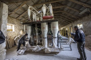 Odessa, Ukrayna - 10 Ekim 2014: bir küçük çiftlik otomatik modern fabrikaları buğday öğütme teknolojik üretim süreci. Özel tarım 10 Ekim 2014 Odessa, Ukrayna. 