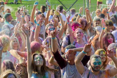 Odessa, Ukrayna - 5 Ağustos 2017: Gençler, bayanlar baylar bayram tatil sırasında renkli toz içine atma iyi eğlenceler. Festivali renkli boya. renkler aşk festival. Renk fest