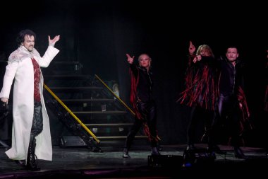 Odessa, Ukrayna, 17 Nisan 2012: Pop konser ikonik Rus şarkıcı Philip Kirkorov Odessa'daki. Ful ile parlak renkli ışık ve tiyatro gösterisi.