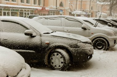 Odessa, Ukrayna-Ocak 16, 2018: Güçlü kar yağışı, Siklon kışın şehir sokaklarda. Arabalar karla kaplıdır. Kaygan yol. Kışın kötü hava: şiddetli kar yağışı ve kar fırtınası. Yayalar kar üzerinde gitmek