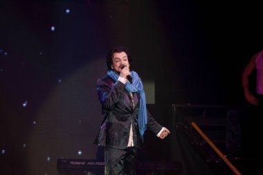 Odessa, Ukrayna, 17 Nisan 2012: Pop konser ikonik Rus şarkıcı Philip Kirkorov Odessa'daki. Ful ile parlak renkli ışık ve tiyatro gösterisi.