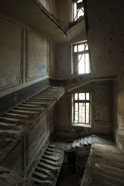 Terk edilmiş bir harabe binada bir antik 18. yy binası mistik iç, kalıntıları. Eski duvarlar, çöp ve çamur ile koridor mahvetti. Kalıp, alçı dekorasyon, kısma yok