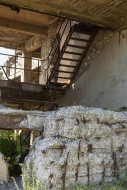 Terk edilmiş bombalama ve yıkılan bina bombardımanı patlama nedeniyle yok. Kabukları, madde işaretleri ve parçalanmak bir savaş kasıp kavuran Bina duvarlarında delikler. Eski yıkık ev