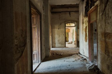 Terk edilmiş bir harabe binada bir antik 18. yy binası mistik iç, kalıntıları. Eski duvarlar, çöp ve çamur ile koridor mahvetti. Kalıp, alçı dekorasyon, kısma yok