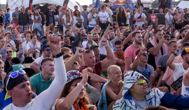 Odessa, Ukrayna -25 Ağustos 2017: büyük kalabalık, müzik sırasında rock konserinde hayranlarını gün boyunca. Seyirci kum Beach müzik ve spor festivali Z-Oyunlar sırasında