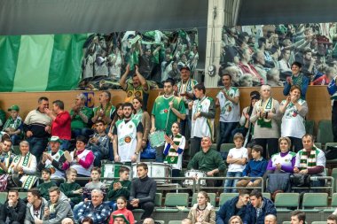 Odessa, Ukrayna - 25 Aralık 2015: Basketbol takımı ve tribünlerde seyirci hayranları onların takım sırasında yoğun bir derby duygusal destek. Stadyum. Basketbol kulübü