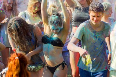 Odessa, Ukrayna - 5 Ağustos 2017: Gençler, bayanlar baylar bayram tatil sırasında renkli toz içine atma iyi eğlenceler. Festivali renkli boya. renkler aşk festival. Renk fest