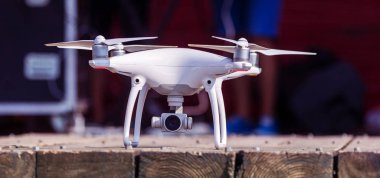 Odessa, Ukrayna - 6 Ağustos 2017: İnsansız bir dört çekirdekli helikopter yüksek çözünürlüklü dijital kamera ile insanların büyük kalabalığın büyük olay kaldırır. Dronun hava operasyonunda arka plan bulanık