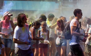 Odessa, Ukrayna - 5 Ağustos 2017: Gençler, bayanlar baylar bayram tatil sırasında renkli toz içine atma iyi eğlenceler. Festivali renkli boya. renkler aşk festival. Renk fest