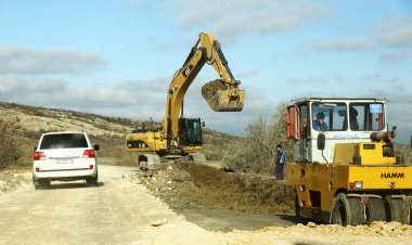 Odessa. Ukrayna - 27 Ekim: ağır yol inşaat ekipmanları tamir programı revizyon sonra kış frosts ve bir asfalt yol yok sel ile işçilerin bir takım. 27 Ekim 2013 Odessa, Ukrayna