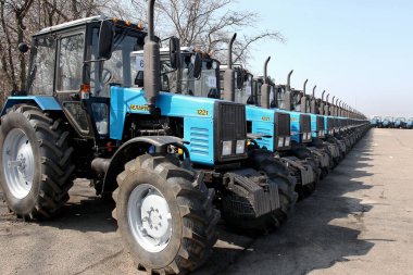 Odessa, Ukrayna - 31 Mart 2011: bahar, tarım Ekim başlangıcı için hazır üst üste sergi alanında çeşitli modelleri yeni traktör stand