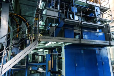 İşlem yazdırma dolaşım haber gazetesinin çalışma. İşlemde çalışan gazete ile konveyör bant. Basılı ürünler yazdırırken modern baskı donanımları çalışmalarını