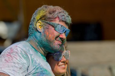 Odessa, Ukrayna - 5 Ağustos 2017: Gençler, bayanlar baylar bayram tatil sırasında renkli toz içine atma iyi eğlenceler. Festivali renkli boya. renkler aşk festival. Renk fest