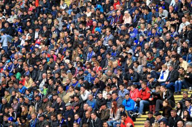 Odessa, Ukrayna - 10 Temmuz 2013: duygusal futbol taraftarları Stadı nda futbol kulübü Chernomorets, 10 Temmuz 2013, Odessa, Ukrayna bir oyun sırasında destek