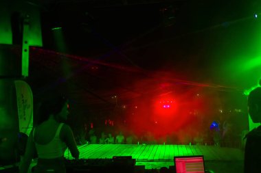 Odessa, Ukrayna - 5 Ağustos 2017: gösteri ışıklar. Lazer gösterisi. Gece kulübünde dj partileri müzik, ses parlak ışık ile dans kullanın. Club gece ışık dj parti kulübü. Duman ve ışıklar ile araba