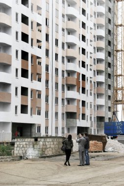 Odessa, Ukrayna - 3 Kasım 2008: İnşaat alanında, yüksek katlı bir apartman. İnşaat teslimi. İş bitirme. Alıcılar, kiracı ev ziyaret etti. Satılık Daireler. Cephe çalışma