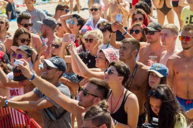 Odessa, Ukrayna -25 Ağustos 2017: büyük kalabalık, müzik sırasında rock konserinde hayranlarını gün boyunca. Seyirci kum Beach müzik ve spor festivali Z-Oyunlar sırasında