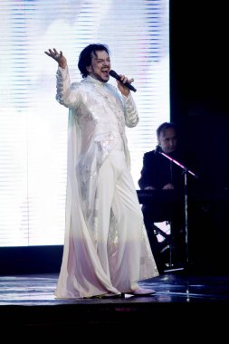 Odessa, Ukrayna, 17 Nisan 2012: Pop konser ikonik Rus şarkıcı Philip Kirkorov Odessa'daki. Ful ile parlak renkli ışık ve tiyatro gösterisi.