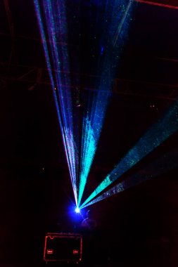 Işık gösterisini. Lazer gösterisi. Gece kulübü dj parti insanlar ses renkli ışık ile dans müziğinin keyfini çıkarın. Club gece ışık dj parti kulübü. Duman makine ve ışıklar. Parlak performansı lazer ışık gösterisi