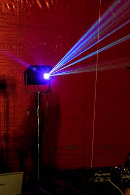 Odessa, Ukrayna - 5 Ağustos 2017: gösteri ışıklar. Lazer gösterisi. Gece kulübünde dj partileri müzik, ses parlak ışık ile dans kullanın. Club gece ışık dj parti kulübü. Duman ve ışıklar ile araba