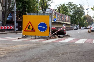 Odessa, Ukrayna-Ekim 18,2015: Modern teknolojileri bina. Yükleme noktası'nın altında otoyol delme tarafından plastik boru. Kablo ve boru çekme yeraltı Stroebe delinmiştir. Modern karmaşık plastik boru döşeme