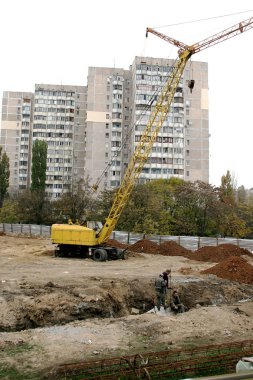 Odessa, Ukrayna - 3 Kasım 2008: İnşaat alanında. Araştırma ve sıfır döngüsü, yüksek katlı bir bina temeli ayarlama. İnşaat sondaj platformu iş kazık ve açmada çalışmak için