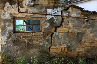 Özel terk edilmiş evde fakir mahallede daraltır. ev yok edildi. Evin duvarındaki çatlak. İmha eski evler, depremler, ekonomik kriz, terk edilmiş evler. Uygun olmayan evin kırık