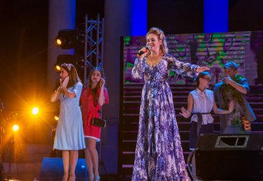 Odessa, Ukrayna Ağustos 6,2018: bir müzik gösterisi. Alexandra Mamina ve onun dans folklor grubu Odessa'dan Odessa ceza şarkıları tarafından oynanır. Hanson konser tiyatro sahne alanı'nda deniz holiganlar 