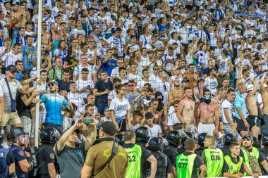 Odessa, Ukrayna 23 Temmuz 2018: Bir kalabalık futbol stadyumu. Ziyaret edenler stadyum standları dolu. Stadyumda futbol taraftarları. Taraftar standları sevinç, hafif ateş ve dalgalanan bayrak.