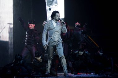 Odessa, Ukrayna, 17 Nisan 2012: Pop konser ikonik Rus şarkıcı Philip Kirkorov Odessa'daki. Ful ile parlak renkli ışık ve tiyatro gösterisi.