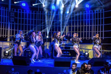 Odessa - 30 Mayıs: Gece kulübü ziyaret edenler için bir yeni ışık gösterisi yeni şeyler yapmak, tatilcilerin yaz tatil sezonu, 30 maya2014, Odessa, Ukrayna