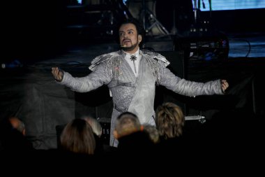 Odessa, Ukrayna, 17 Nisan 2012: Pop konser ikonik Rus şarkıcı Philip Kirkorov Odessa'daki. Ful ile parlak renkli ışık ve tiyatro gösterisi.