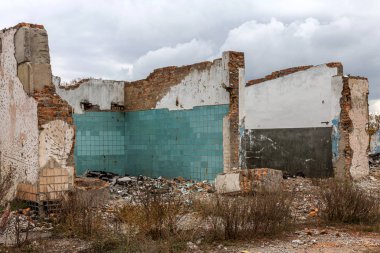 Eski endüstriyel fabrika binaları kalıntıları ile manzara. Moloz ile terk edilmiş bir fabrika iç yağma ve atık. Ukrayna ekonominin çöküşü. Odessa