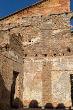 Mistik iç cephe terkedilmiş kalıntıları harap antik kale, binanın konak. Eski duvarlar, çöp ve çamur ile koridor mahvetti. Vandallar tarafından tahrip antik tarihi bina kalıntıları