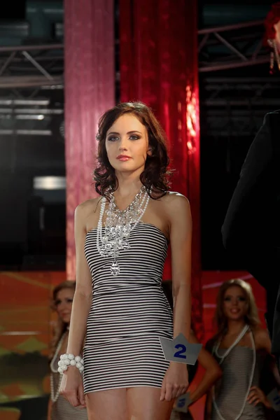 オデッサ ウクライナ 2010 舞台ミス オデッサ ウクライナで美人コンテスト 若い美しい女性 女性の美しさを示す — ストック写真