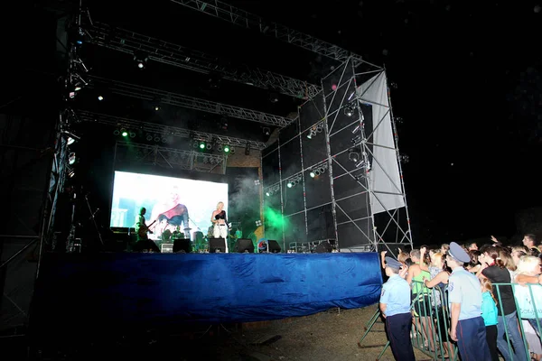Odessa Ukraina Sierpnia 2011 Tłum Opublikowane Koncert Rock Odkryty Nocy — Zdjęcie stockowe