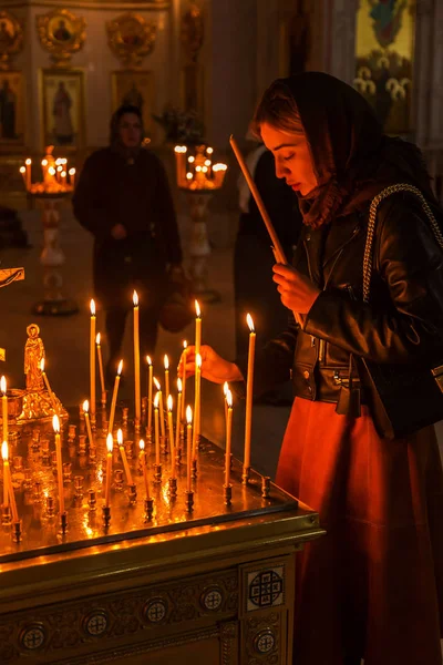 乌克兰奥德萨马戏团 2018 在东正教教堂燃烧蜡烛 在耶稣基督被钉十字架之前 人们在基督教会上点燃蜡烛 — 图库照片