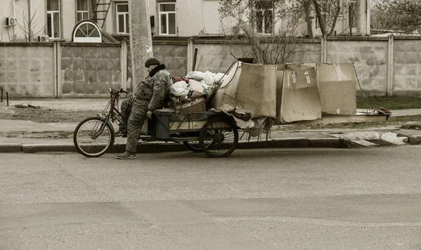 Odessa Ukraina Marca 2017 Bezdomny Bagażem Śpi Siedząc Rowerze Osoby — Zdjęcie stockowe