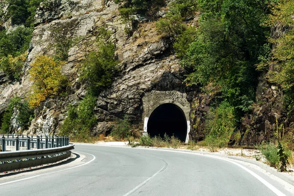 Een Bochtige Bergweg Twee Richtingen Weg Bergen Verharde Weg Een — Stockfoto