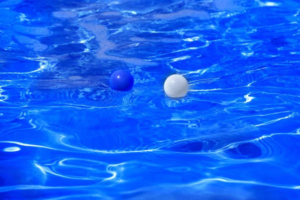 Moderna Piscina Agua Azul Con Bolas Plástico Multicolores Flotantes Presentación — Foto de Stock