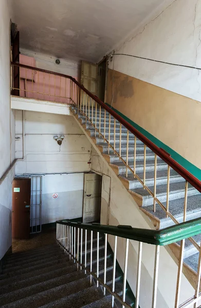 Una Antigua Escalera Hormigón Piedra Entrada Del Edificio Barrio Pobre —  Fotos de Stock