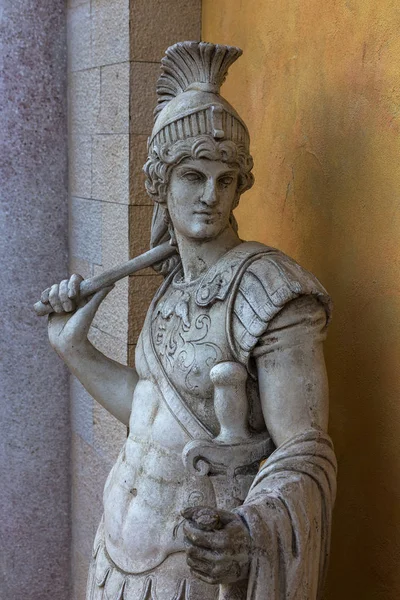 古典的なギリシャの彫像のコピーは 放棄されたホテルのファサードを飾る 建物のファサードの装飾として古代ギリシャの神話のギリシャやローマの旧式な彫刻のコピーを石膏します — ストック写真