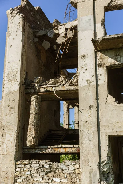 被爆炸摧毁 轰炸和炮击被毁建筑的废弃建筑 炮弹上的洞 子弹的痕迹和一座饱受战争蹂躏的建筑的墙壁上的碎片 被毁的老房子 — 图库照片