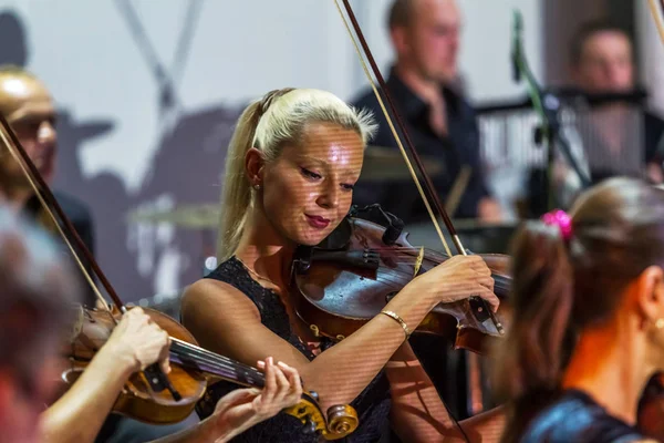 乌克兰奥德萨 2018年9月9日 音乐剧 在奥德萨国家歌剧院和芭蕾舞剧院舞台上的综艺交响乐团 舞台上的管弦乐队乐器 舞台上的音乐家 — 图库照片