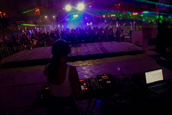 Işık gösterisini. Lazer gösterisi. Gece kulübü dj parti insanlar ses renkli ışık ile dans müziğinin keyfini çıkarın. Club gece ışık dj parti kulübü. Duman makine ve ışıklar. Konser kalabalığın siluetleri