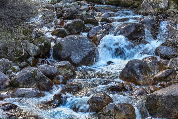 Hermoso Paisaje Montaña Contrastante Brillante Río Montaña Fluye Rápidamente Través —  Fotos de Stock