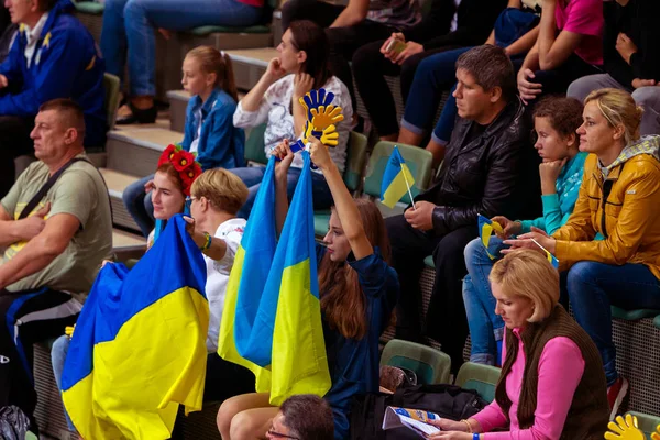オデッサ ウクライナ 2016 観客女子バレーボール欧州選手権の中に立っています 遊び場でゲーム好きな女子チームあたりファンの感情的な経験 — ストック写真