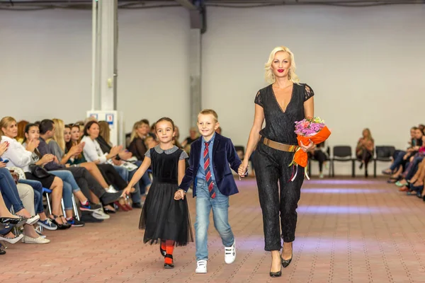 Odessa Ukrayna Ekim 2015 Bir Model Bir Kadın Defile Moda — Stok fotoğraf